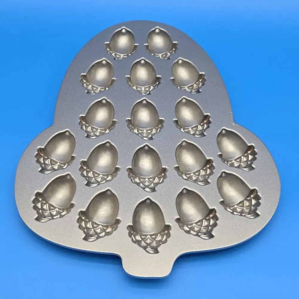 Nordic Ware USA Fall Acorn Cakelet Pan 2 Cups / .5 liters 18 Holes